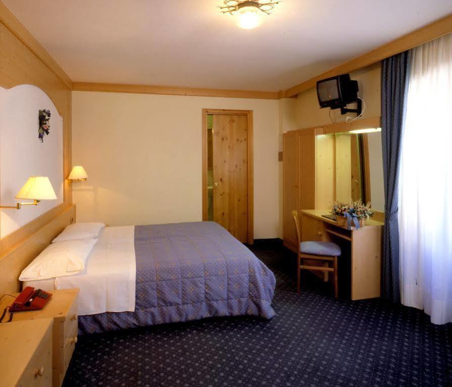 Hotel San Martino Сан Мартино ди Кастроза Екстериор снимка
