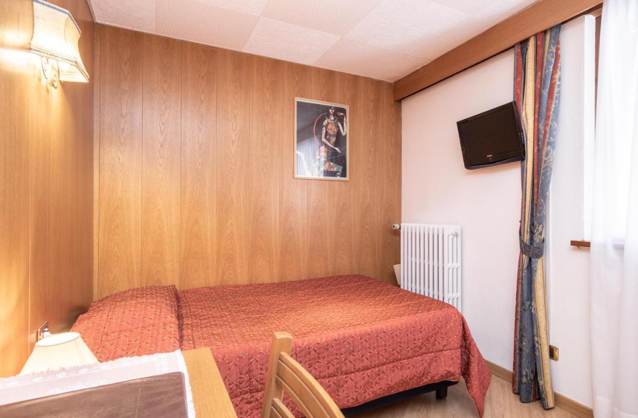 Hotel San Martino Сан Мартино ди Кастроза Екстериор снимка